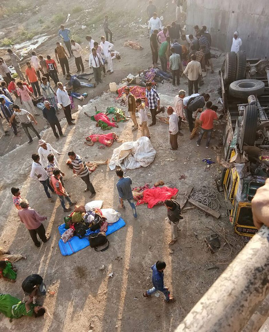 Indijoje nuo tilto nulėkus sunkvežimiui su vestuvininkais žuvo 25 žmonės