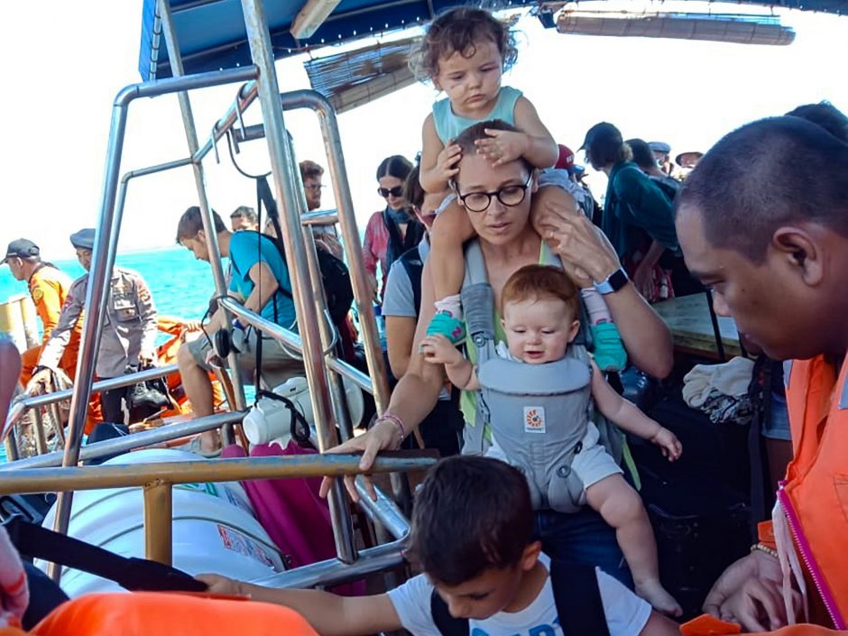 Po 105 gyvybių pareikalavusio drebėjimo Indonezijos salą palieka turistai