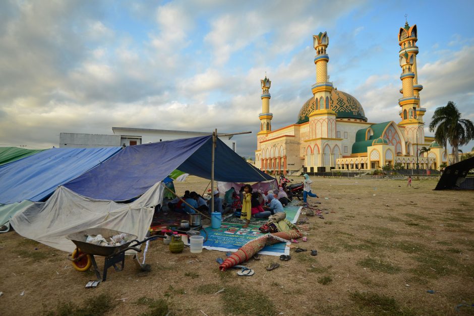 Po 105 gyvybių pareikalavusio drebėjimo Indonezijos salą palieka turistai