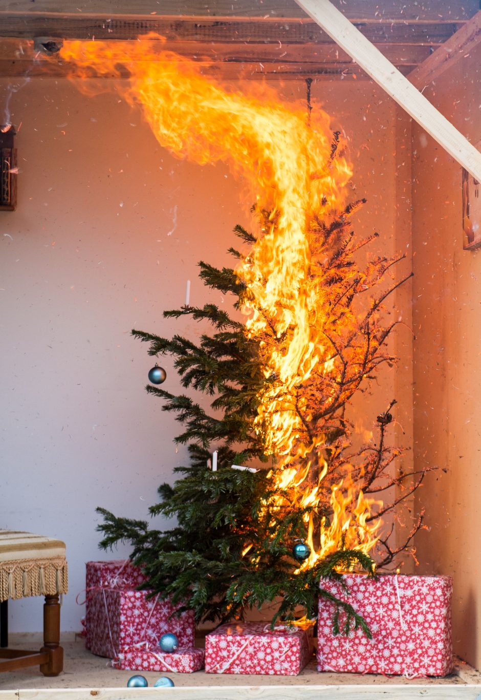 Užsidegusios eglutės detektyvas: situacijos įkaitais galėjo tapti kaimynai