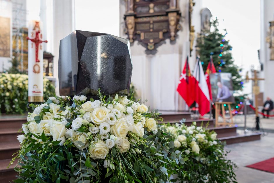 Sukrėsta Lenkija atsisveikina su nužudytu Gdansko meru