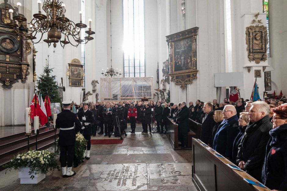 Sukrėsta Lenkija atsisveikina su nužudytu Gdansko meru