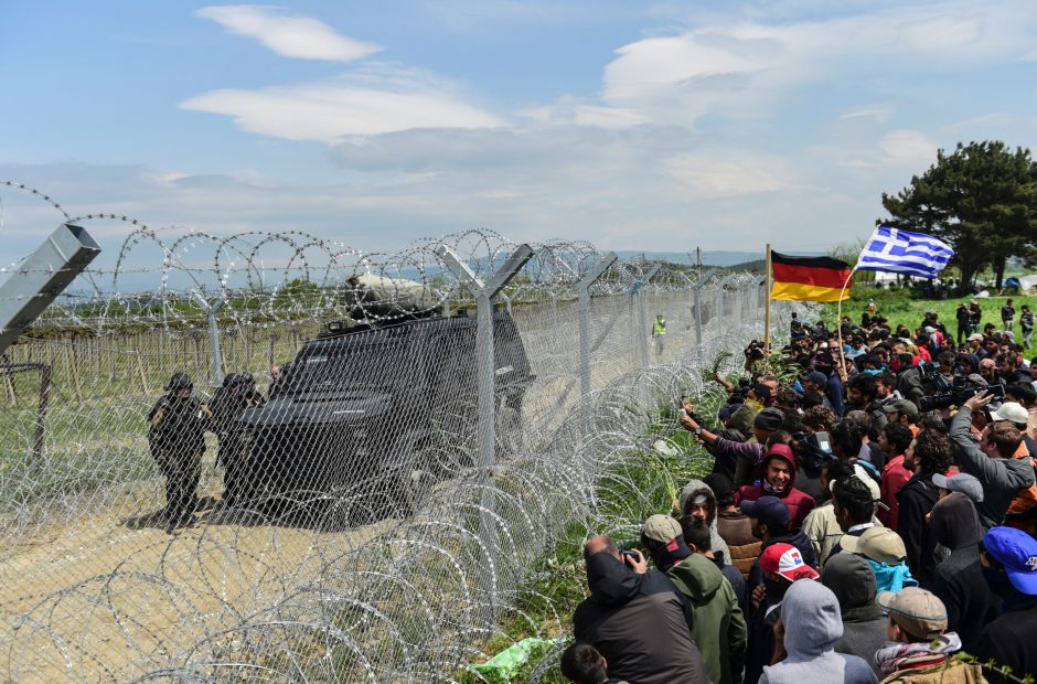 Makedonijos policija vaikė migrantus ašarinėmis dujomis 