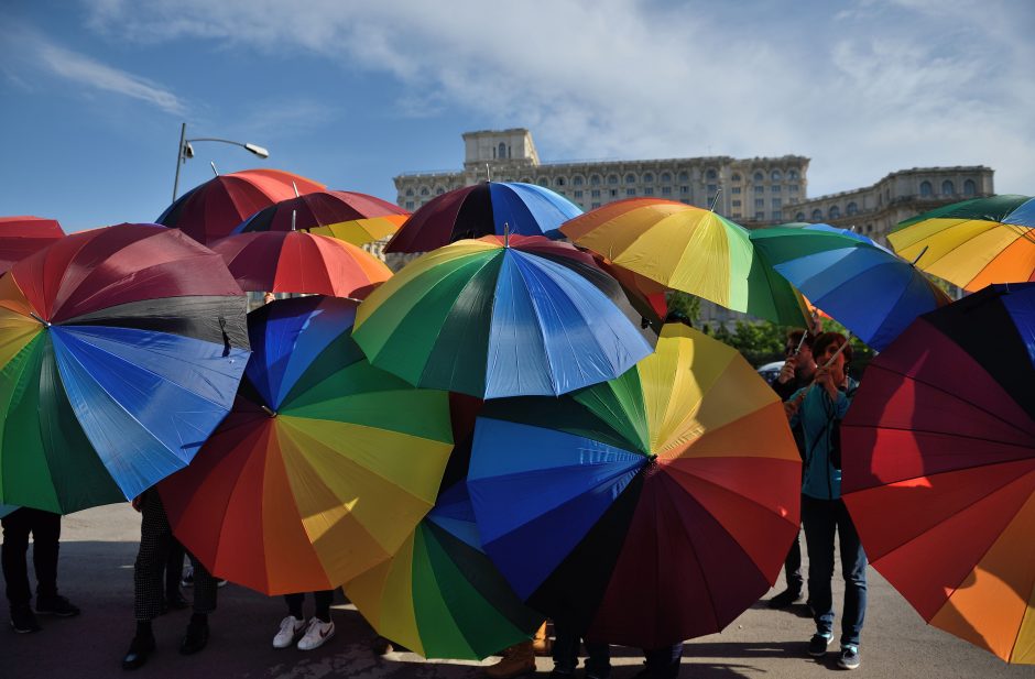 Rumunijoje siekiama uždrausti tos pačios lyties asmenų sąjungas