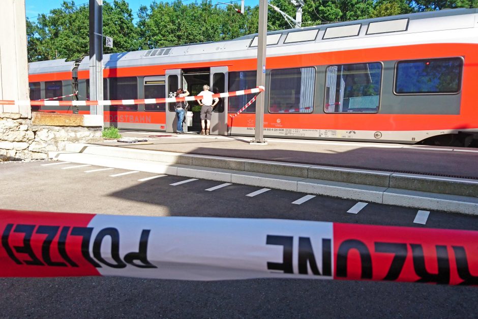 Šveicarijoje mirė per išpuolį traukinyje sužalota mergina