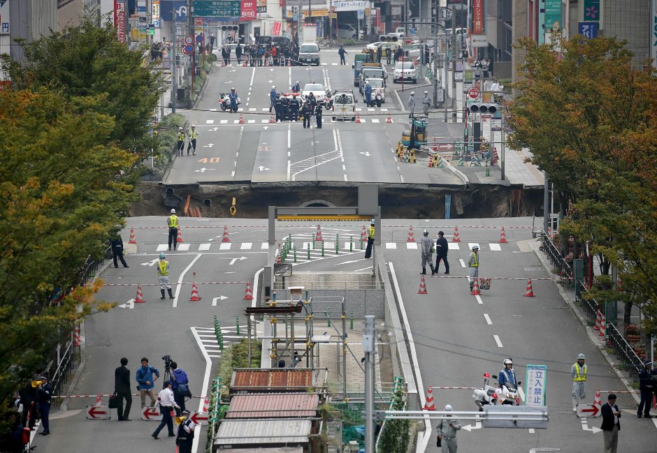 Japonijoje didžiulė įgriuva prarijo miesto gatvę