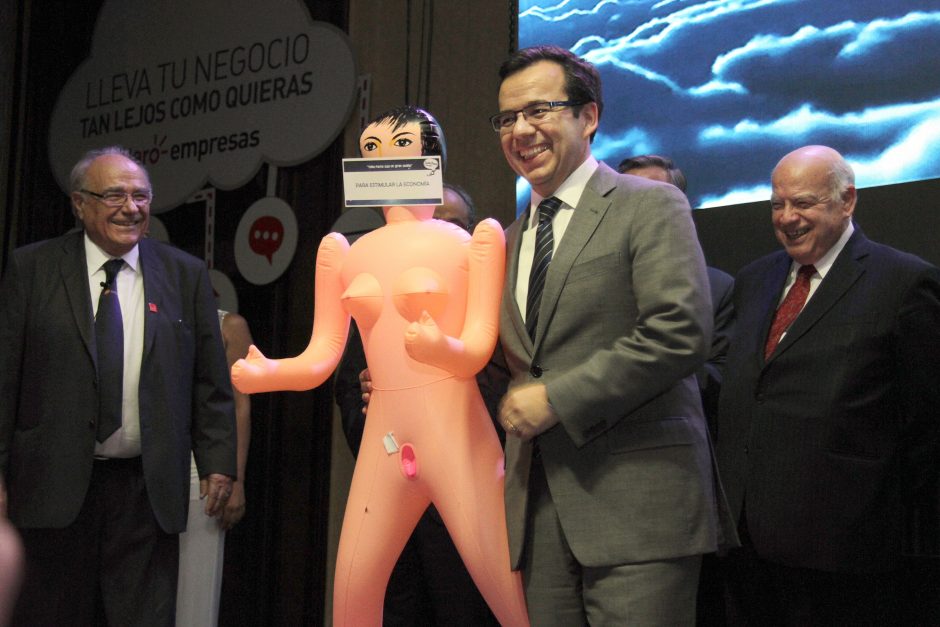 Čilėje kilo triukšmas dėl ministrui padovanotos pripučiamos sekso lėlės
