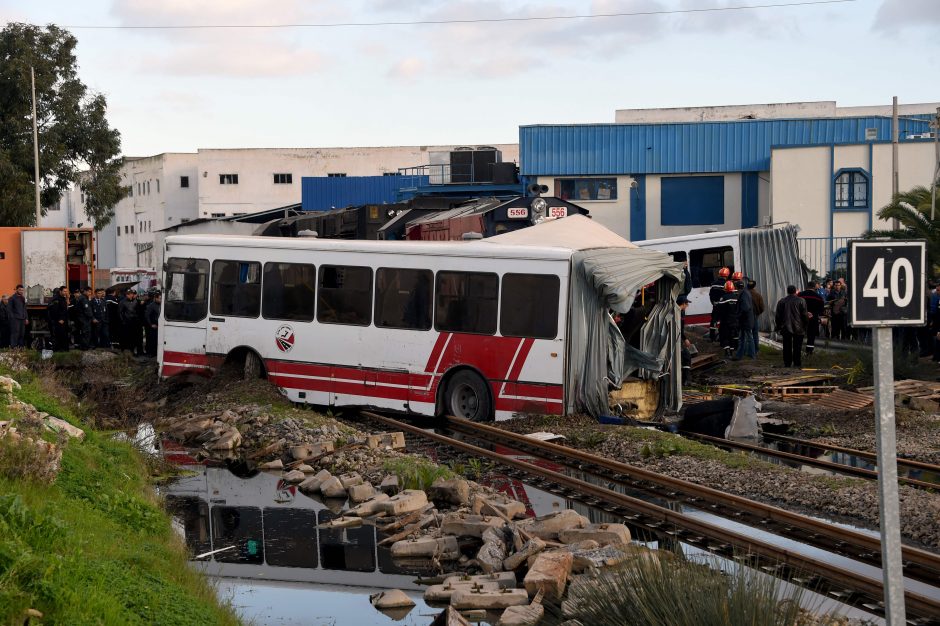 Šalia Tuniso sostinės traukiniui įsirėžus į autobusą žuvo penki žmonės