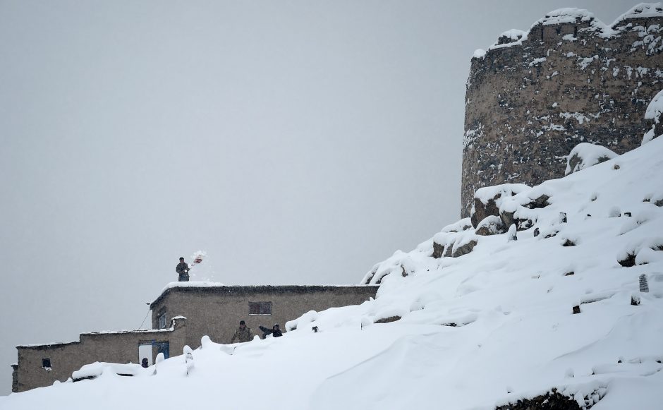 Afganistane sniego lavinos nusinešė daugiau nei 100 gyvybių