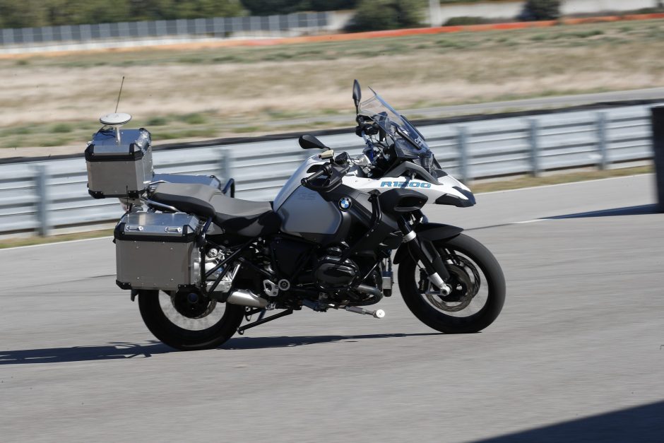 „BMW Motorrad“ pademonstravo autonominį motociklą