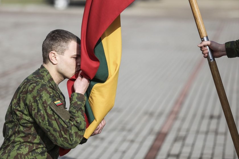 Šauktinių išleidimo į atsargą ceremonijose – kariškas repas ir sužadėtuvės