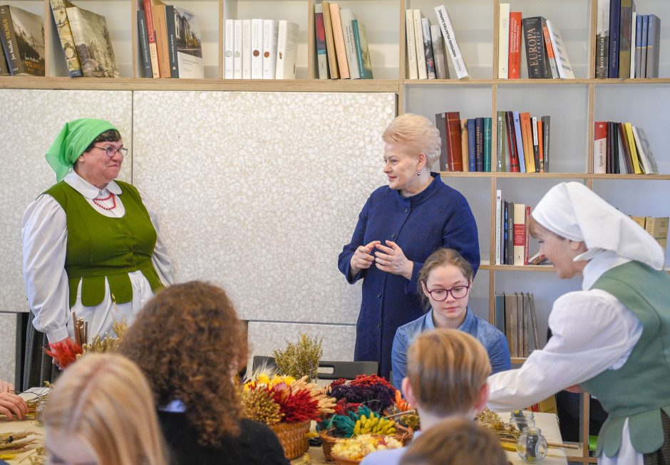 Prezidentė dalyvavo velykinėse edukacinėse dirbtuvėse