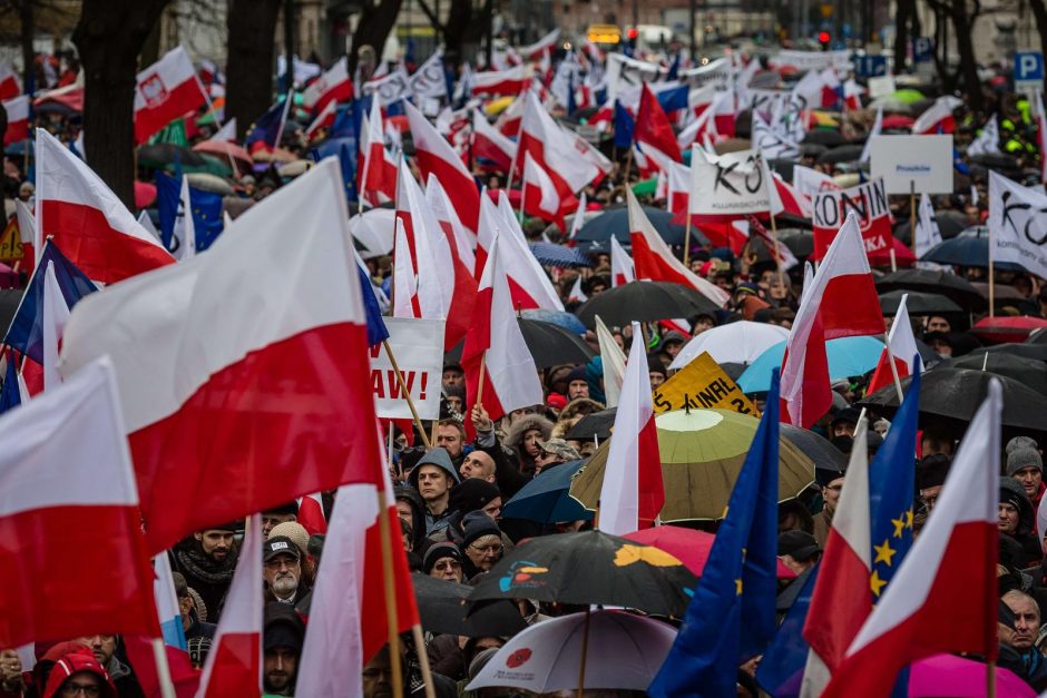 Lenkijoje tūkstančiai žmonių protestavo prieš teismų reformas