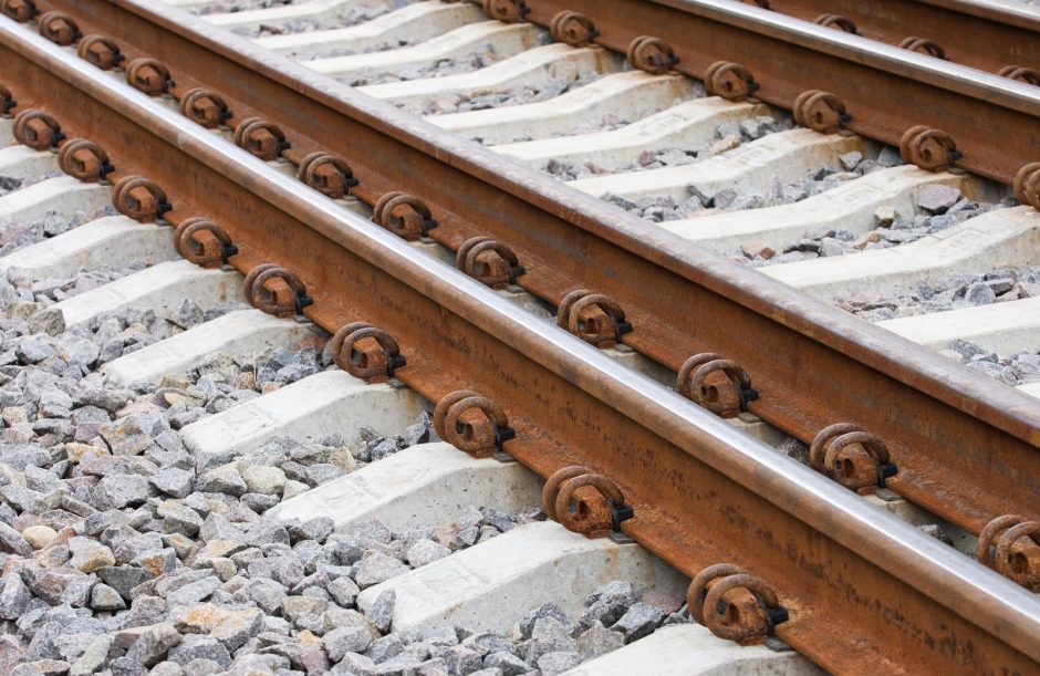 Ignalinoje traukinys mirtinai sužalojo per bėgius ėjusią moterį
