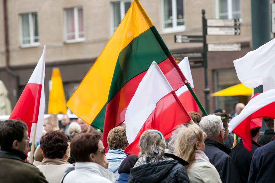 Lietuviai ir lenkai – palankiausiai JAV vertinantys europiečiai