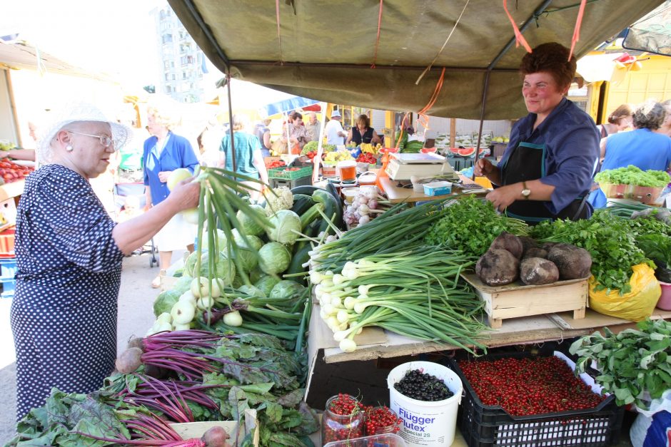 Turgaus prekeiviai – apie daržovių kainas ir savo atlyginimus