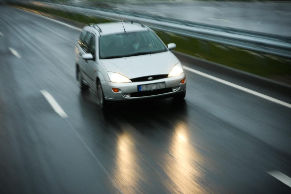 Daugelyje ne magistralinių kelių susiformavo plikledis