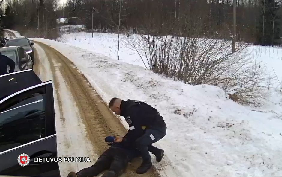 Bandymas pasipelnyti iš senolės žlugo: sukčius ant snieguoto kelio suguldė pareigūnai