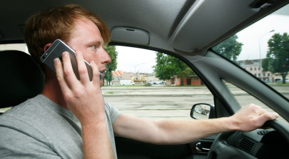 Vairuotojai vis dar mėgsta paplepėti mobiliuoju telefonu