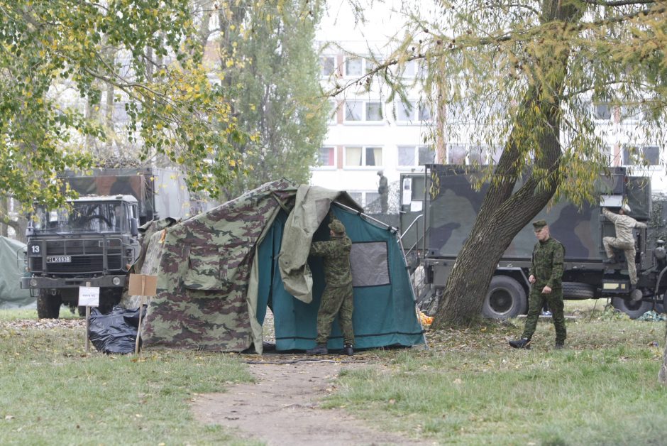 Karinės pratybos uostamiestyje: su ginklais – į mokyklos kiemą