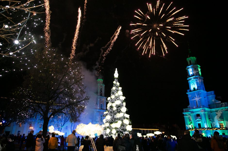 Prašymo neišgirdo: Rotušės aikštėje eglutės įžiebimą stebėjo masė žmonių