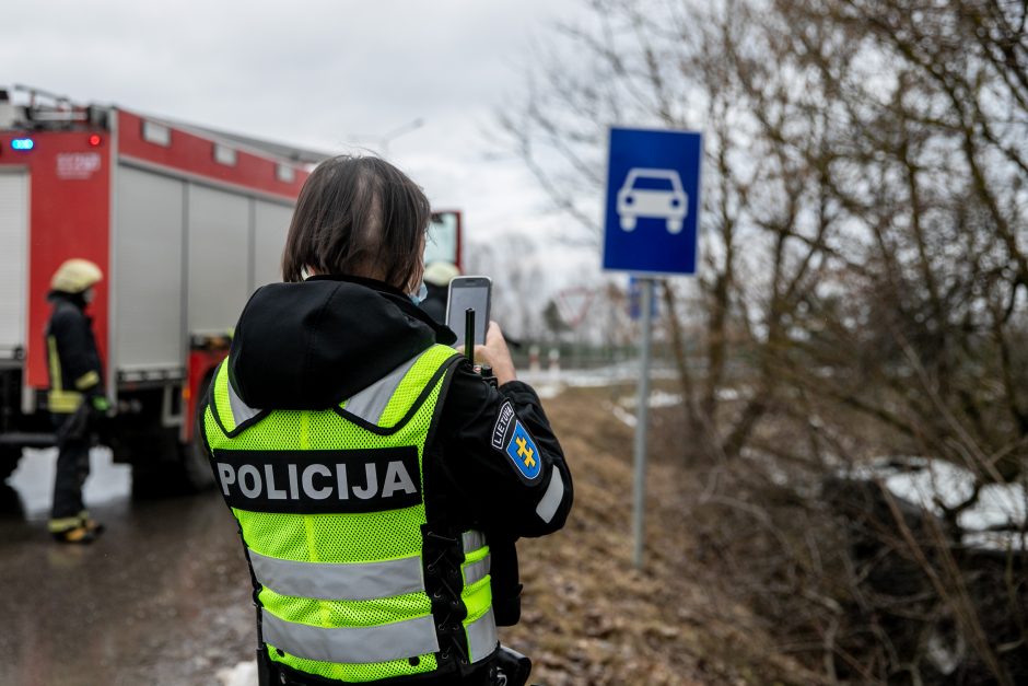 Kaune nuo kelio nuvažiavo ir apvirto automobilis: kalta sveikata ar posūkis?