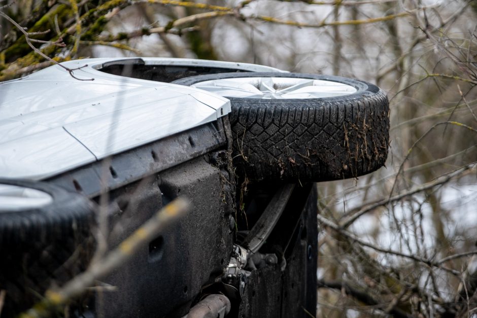 Kaune nuo kelio nuvažiavo ir apvirto automobilis: kalta sveikata ar posūkis?