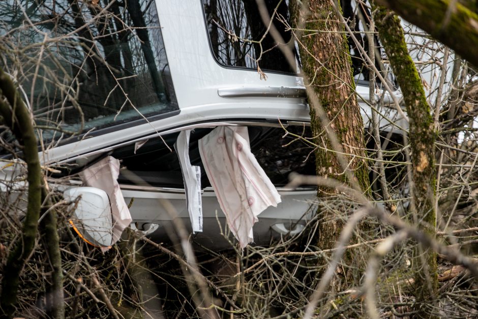 Kaune nuo kelio nuvažiavo ir apvirto automobilis: kalta sveikata ar posūkis?