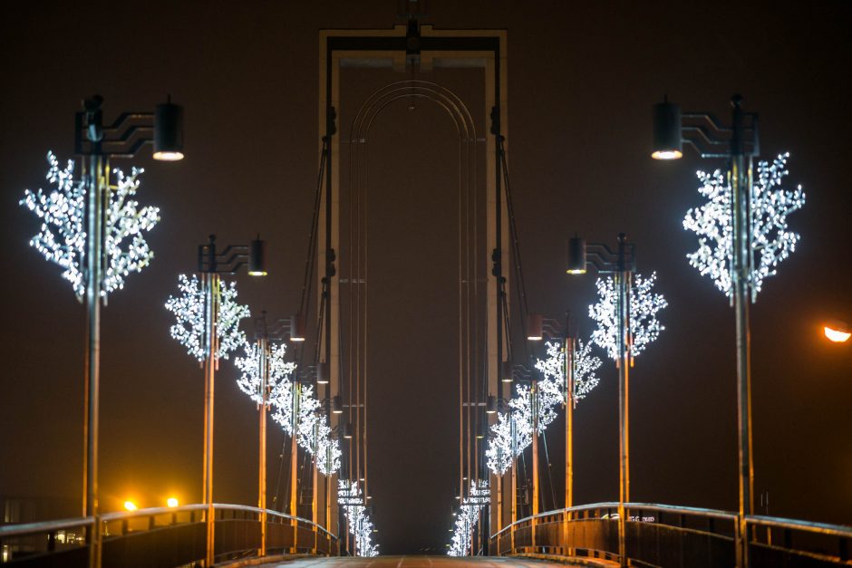 Kaunas puošiasi: sužibo keli kilometrai girliandų ir tūkstančiai dekoracijų