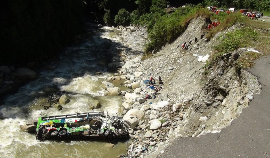 Peru nuo skardžio nukritus autobusui žuvo mažiausiai 15 žmonių