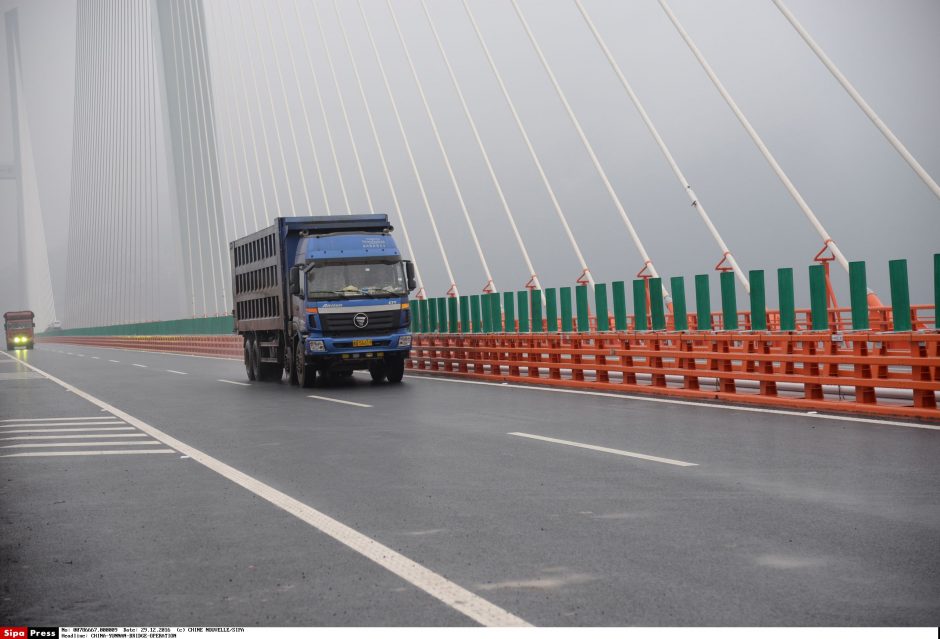 Kinijoje atidarytas aukščiausias pasaulyje automobilių tiltas