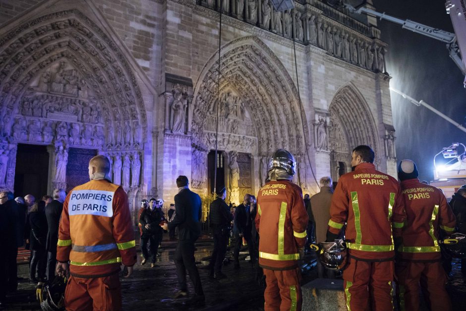 Milžiniškas gaisras Paryžiaus Dievo Motinos katedroje – užgesintas: vyksta tyrimas