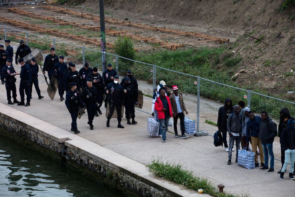 Paryžiuje likviduota didžiausia migrantų stovykla