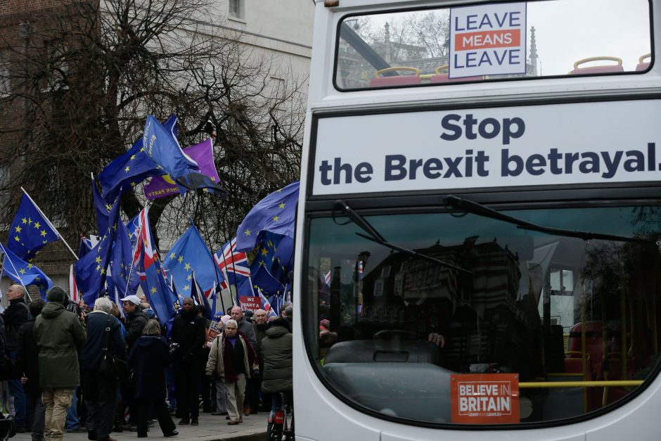 Britų parlamentas atmetė „Brexit“ sutartį