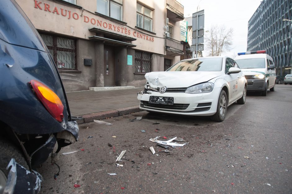 Kauno centre užsienietis sudaužė išsinuomotą „CityBee“ automobilį