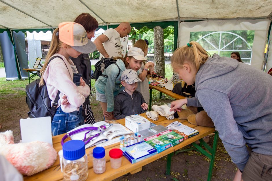 Gyvūnų prižiūrėtojo diena – su dovanomis zoologijos sodo gyventojams