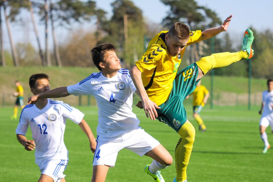 Jaunių futbolo rinktinė turnyro Klaipėdoje antrą dieną pranoko Kazachstaną