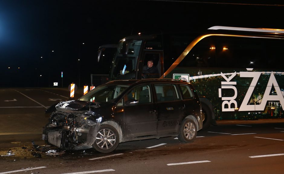 Skubėję medikai A. Juozapavičiaus prospekte susidūrė su trimis automobiliais