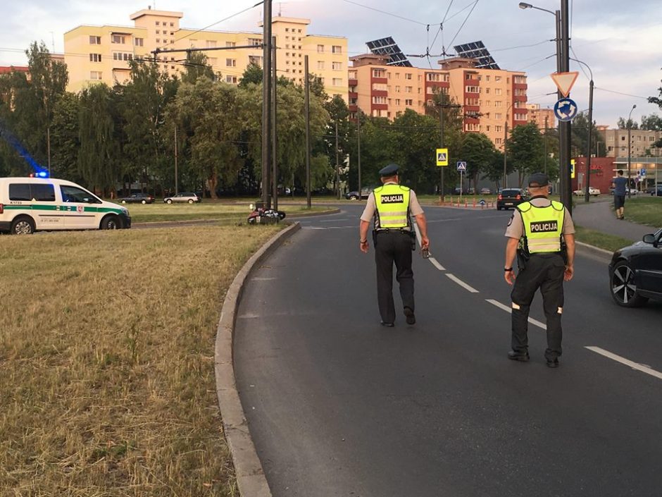 Kaune motociklas rėžėsi į stulpą, jo vairuotojas išvežtas į Klinikas
