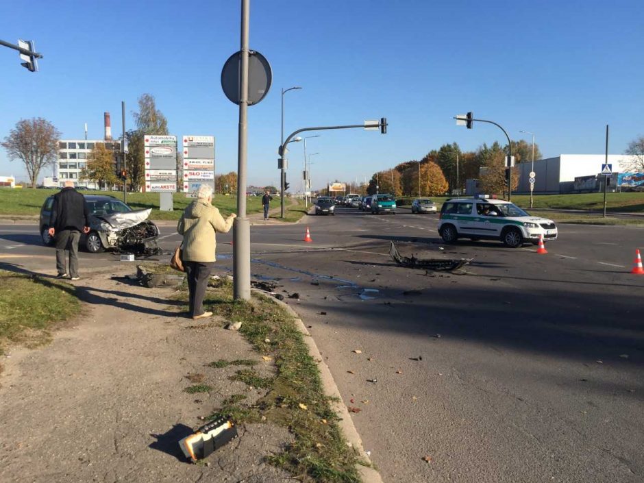 Kaune per „Toyota“ ir „Volkswagen“ automobilių avariją sužalotas vyras