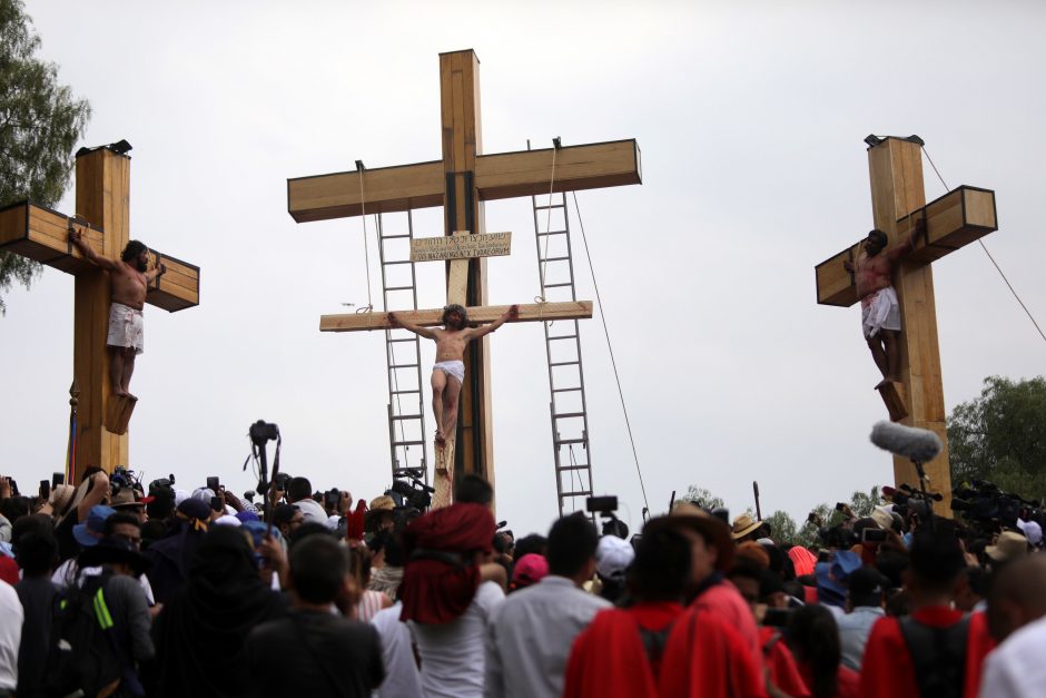 Šimtai tūkstančių žmonių dalyvavo Didžiojo penktadienio procesijoje Meksike