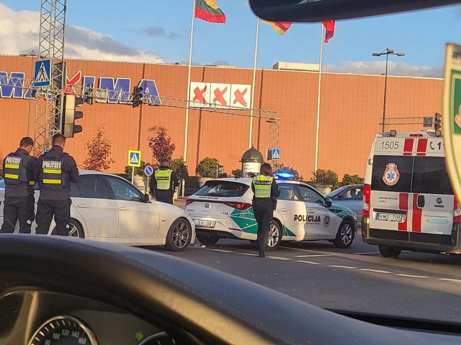 Kaune moters vairuojamas BMW rėžėsi į policijos automobilį, kuriame buvo ir Estijos pareigūnai
