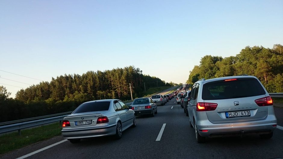 Kelyje iš Kauno į Jonavą – didžiulė automobilių spūstis