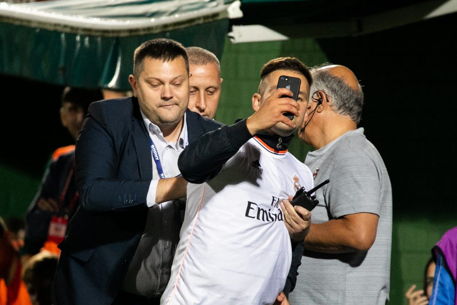 Į aikštę įbėgęs futbolo aistruolis priklaupė prieš C. Ronaldo