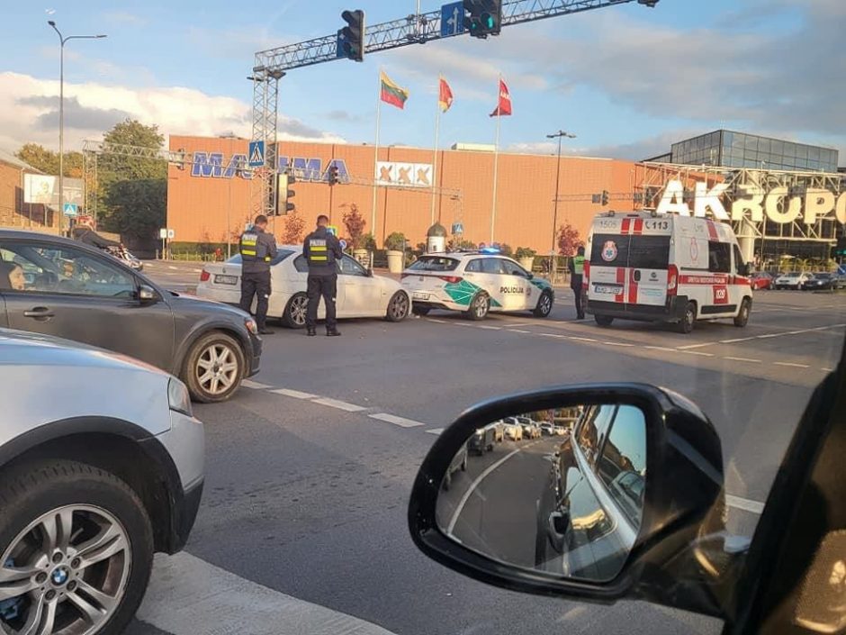 Kaune moters vairuojamas BMW rėžėsi į policijos automobilį, kuriame buvo ir Estijos pareigūnai