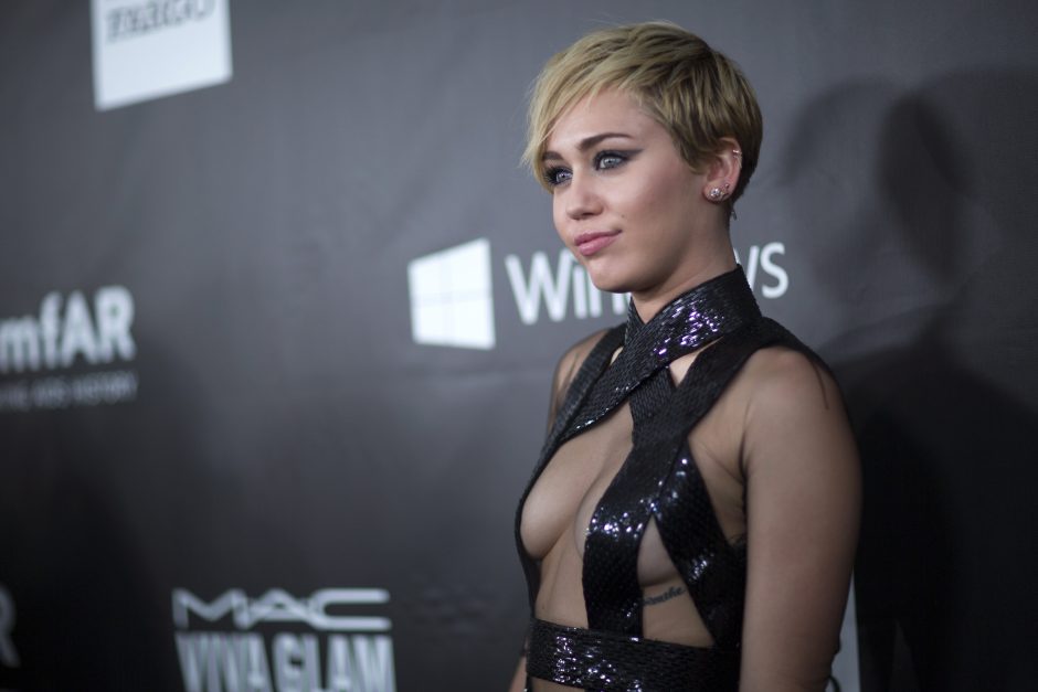 Miley Cyrus per savo gimtadienį apsinuogino iki pusės 