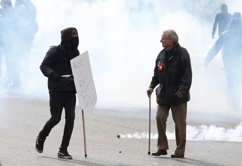 Prancūzijoje per demonstrantų ir policijos susirėmimus nukentėjo 24 pareigūnai