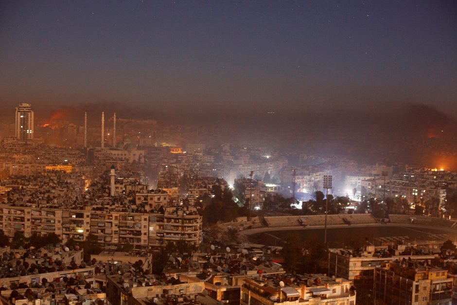 Iš Alepo naktį pasitraukė apie 10 tūkstančių žmonių