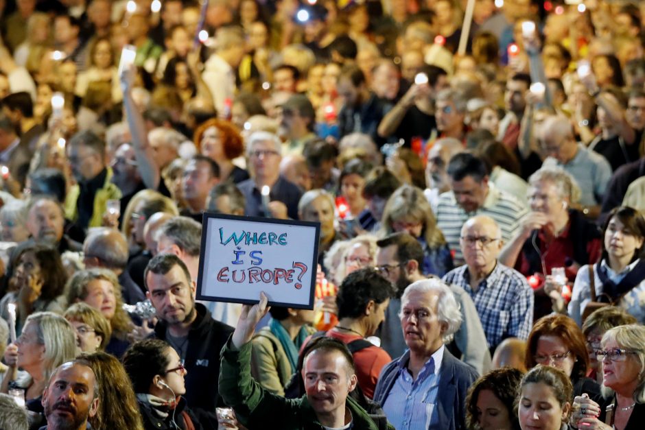 Katalonai protestuoja prieš separatistų lyderių sulaikymą