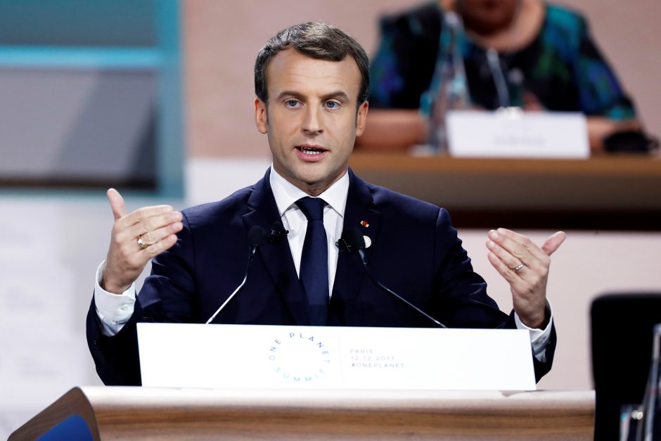 E. Macronui – kritika dėl planų atidžiau stebėti Prancūzijos bedarbius